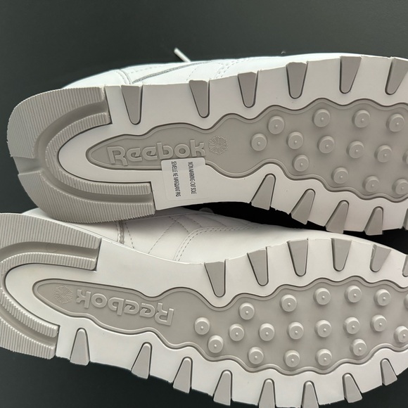 NEW (NWT) Women’s size 10 Reebox Classics sneakers, never. - Picture 2 of 3